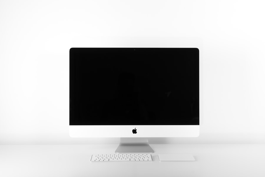 Écrans professionnels alignés sur un bureau d'open space