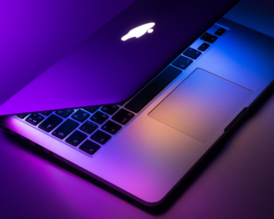 Ordinateur portable professionnel sur un bureau, estimé pour un rachat